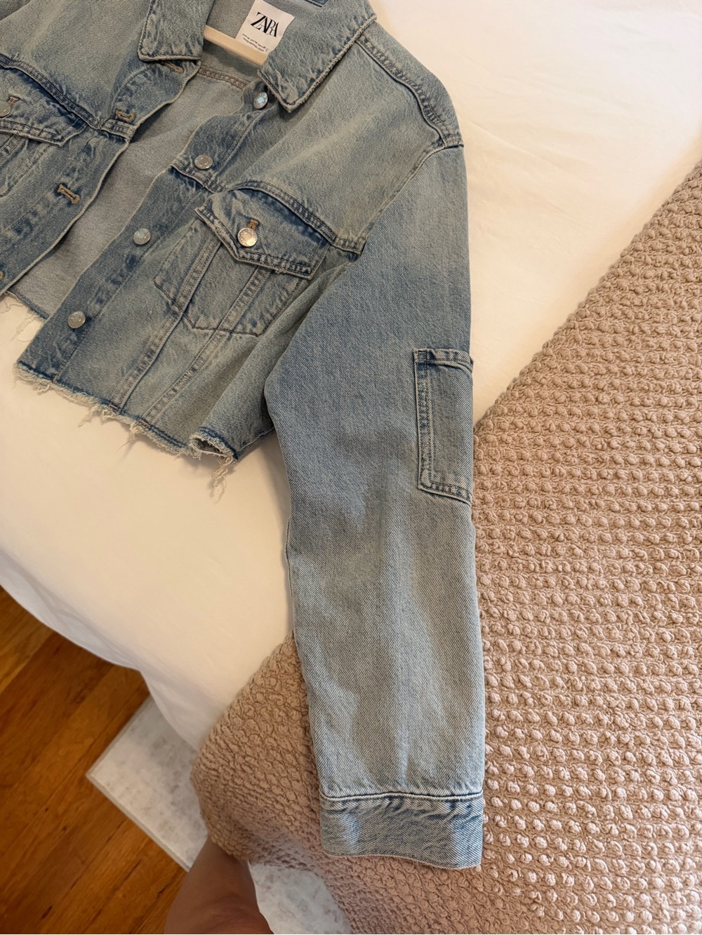 ZARA Light Wash Cropped Denim Jacket with Raw Hem - Medium - Picture 5 of 6